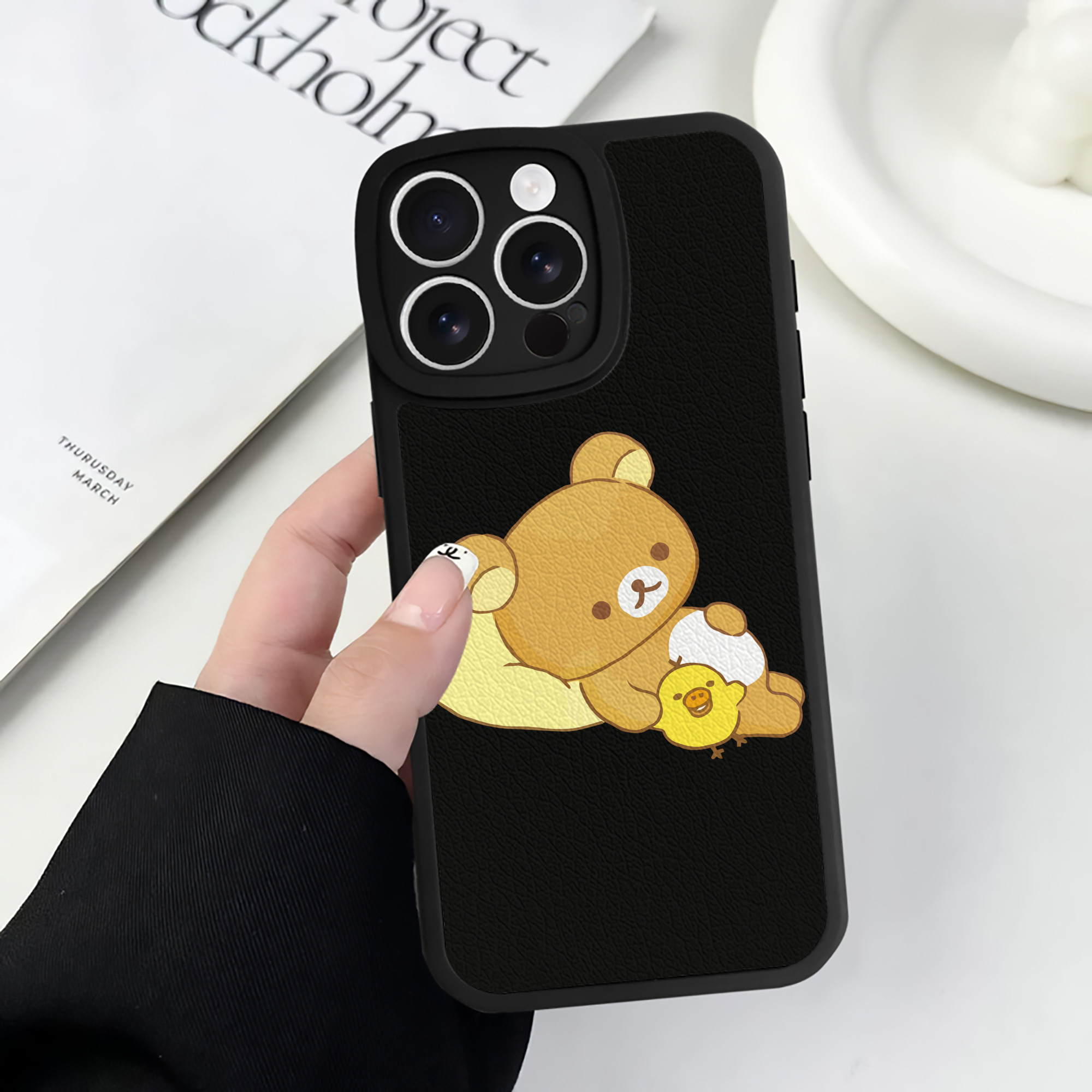 （画像用） リラックマ リラックマ キイロイトリ Rilakkuma Korilakkuma Kiiroitori 【iPhone 16シリーズ対応】シリコンスマホケース（レザー調） 材質：シリコン